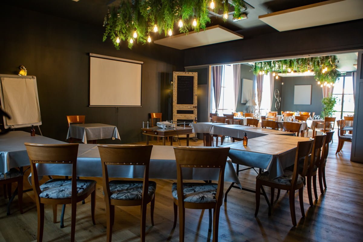 Bienvenue dans notre Restaurant à Orange Le restaurant est ouvert : Tous les midis du lundi au vendredi, Le vendredi et le samedi soir, uniquement sur demande de groupe. La Table du Palais Le Chef vous propose tous les midis un menu à base de produits frais du marché. Entrée, plat et café pour 20 € Entrée, plat et café gourmand pour 24 € Entrée, plat et dessert (du menu carte) pour 35 €