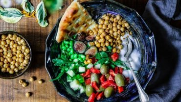 cuillère en argent sur bol en céramique noire avec légumes